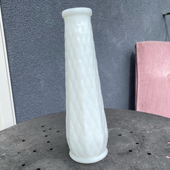 Cross cross diamond patterned milk glass - Picture 5 of 8